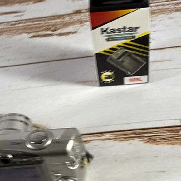 Canon Silver Digital Camera with Kastar Battery Charger - Picture 5 of 7